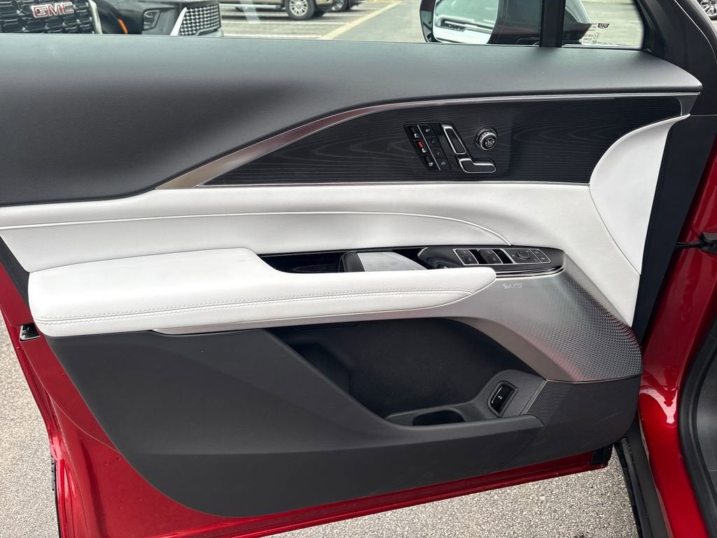 2025 Cadillac LYRIQ Luxury 2