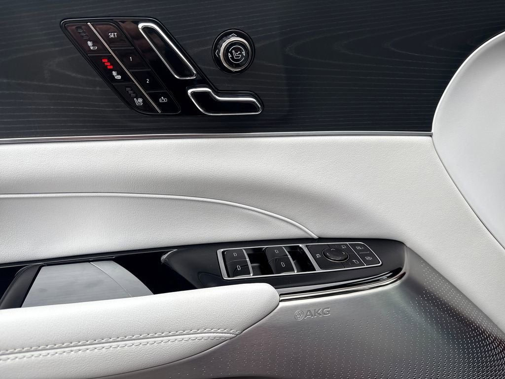 2025 Cadillac LYRIQ Luxury 2