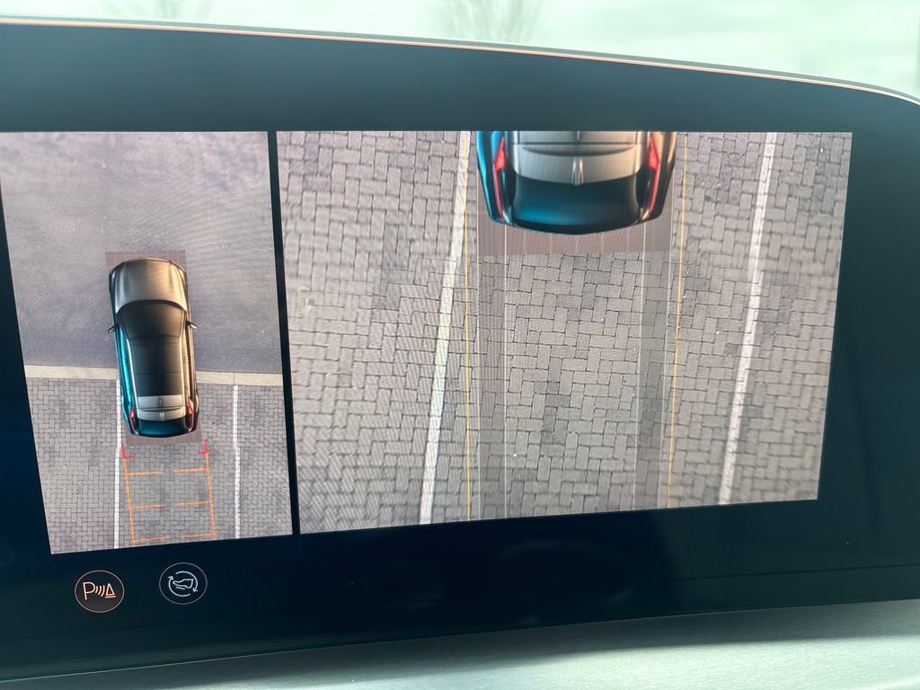 2025 Cadillac LYRIQ Luxury 2