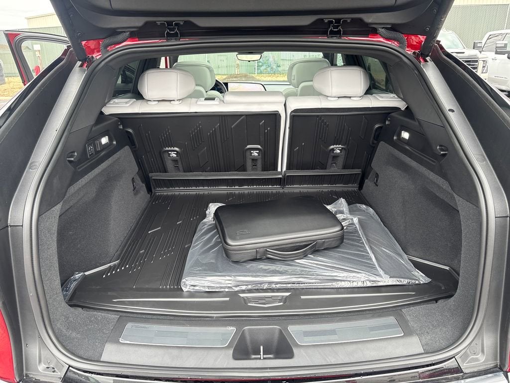 2025 Cadillac LYRIQ Luxury 2