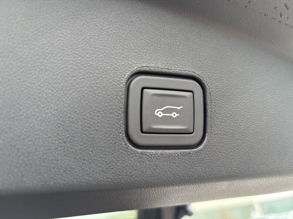 2025 Cadillac LYRIQ Luxury 2