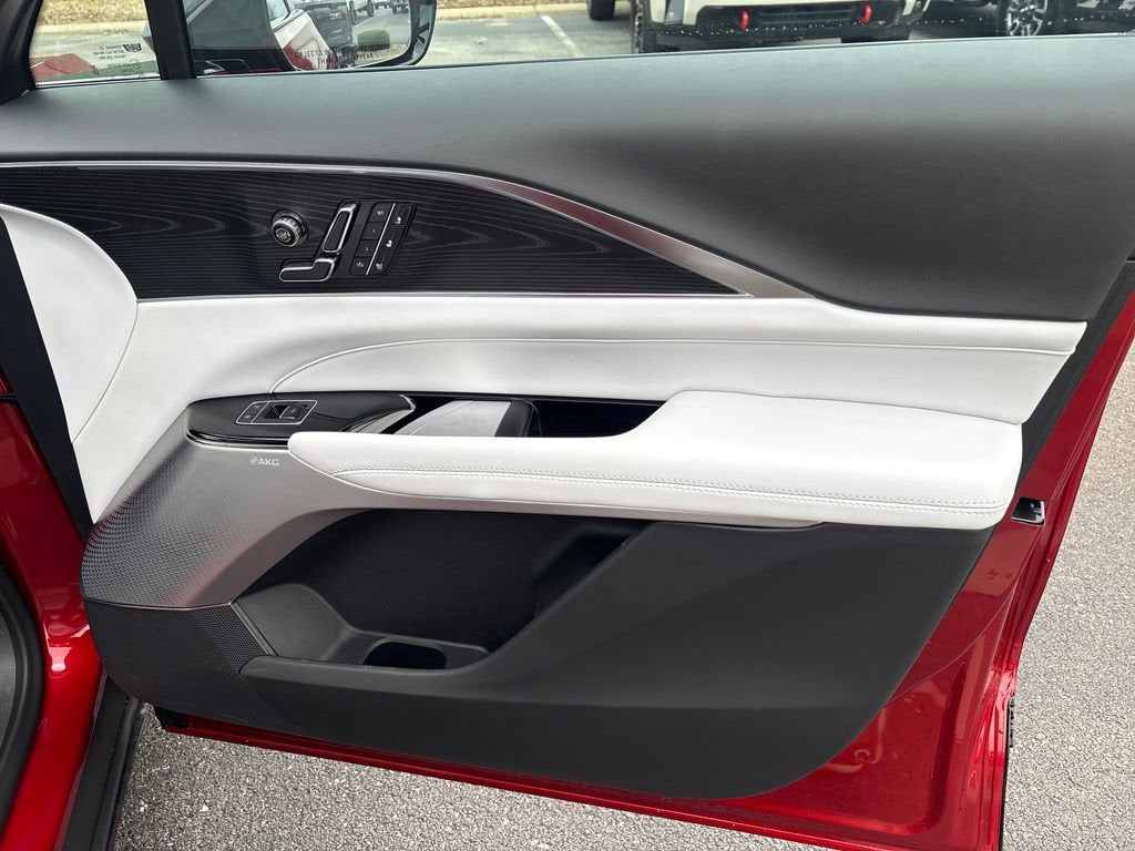 2025 Cadillac LYRIQ Luxury 2