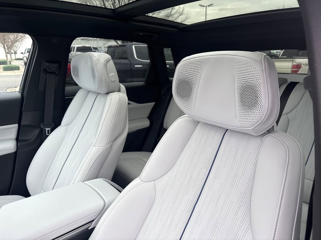 2025 Cadillac LYRIQ Luxury 2