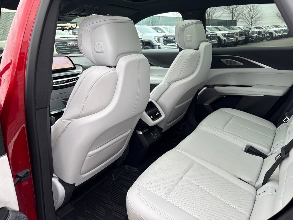 2025 Cadillac LYRIQ Luxury 2