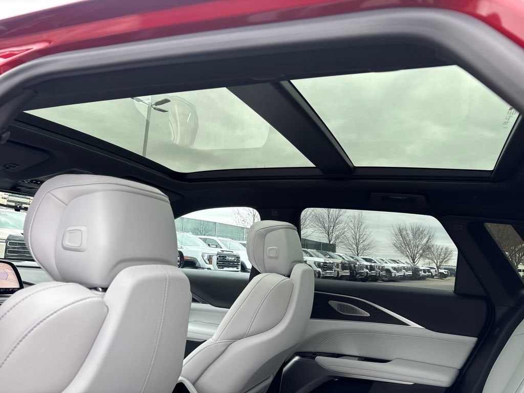 2025 Cadillac LYRIQ Luxury 2