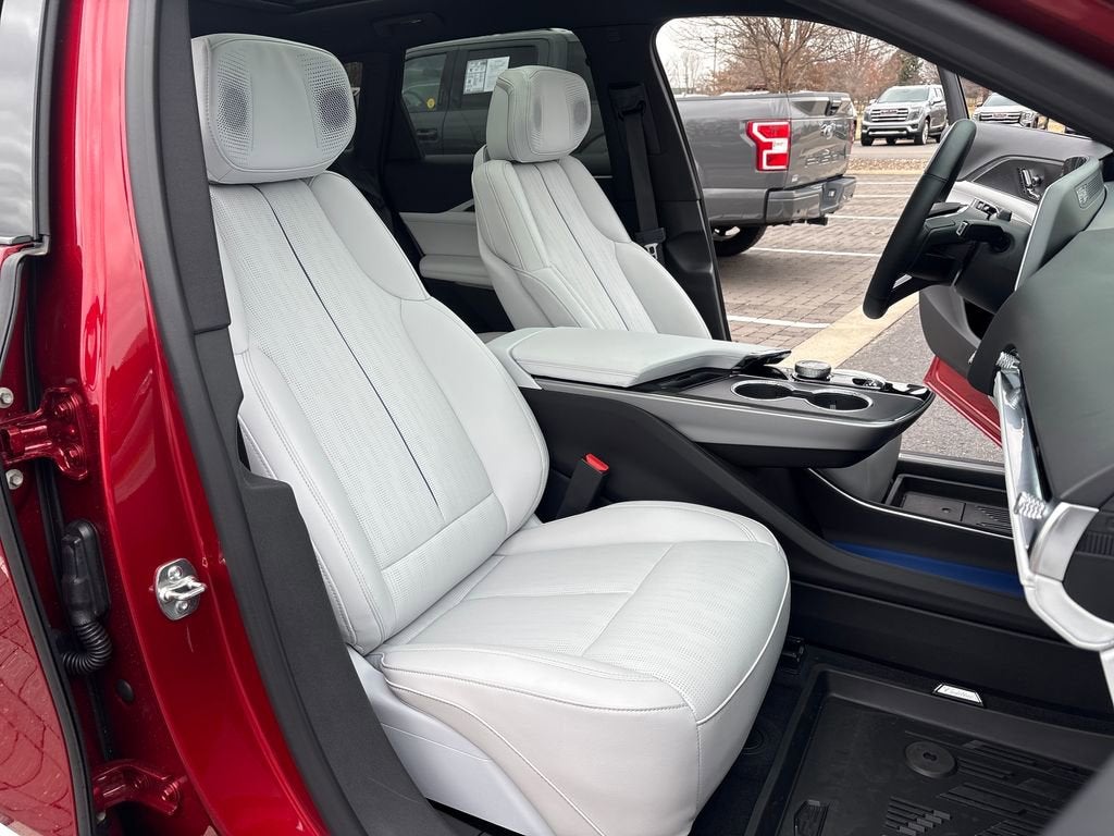 2025 Cadillac LYRIQ Luxury 2